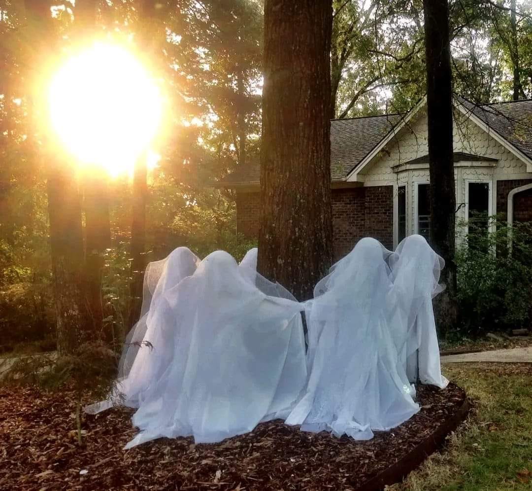 Tyendinaga Terror Trail - Costume ghosts around a tree. 